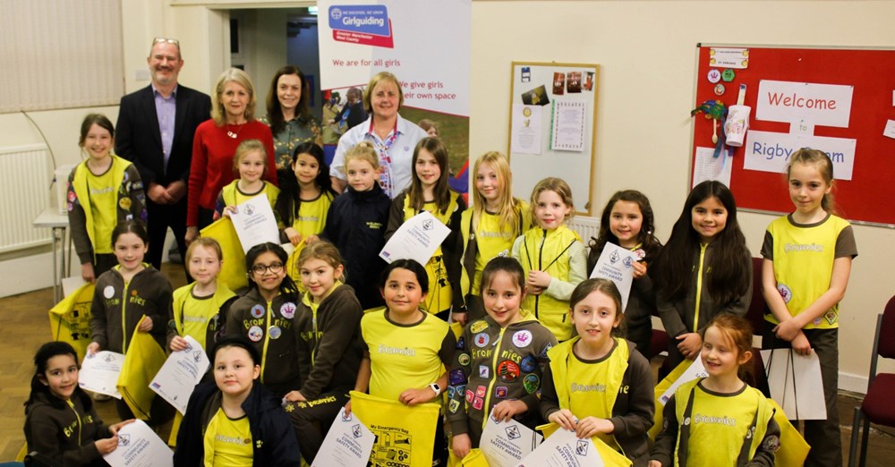 Deputy Mayor gives awards to Brownies