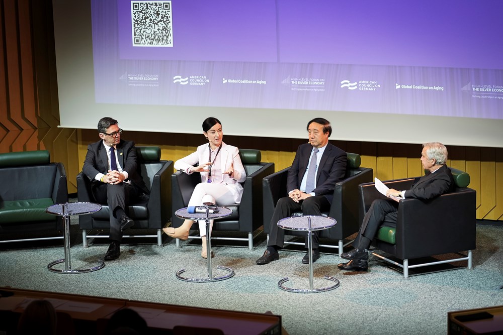 Andy Burnham on a panel with Paula Piechotta, Du Peng and Mike Hodin